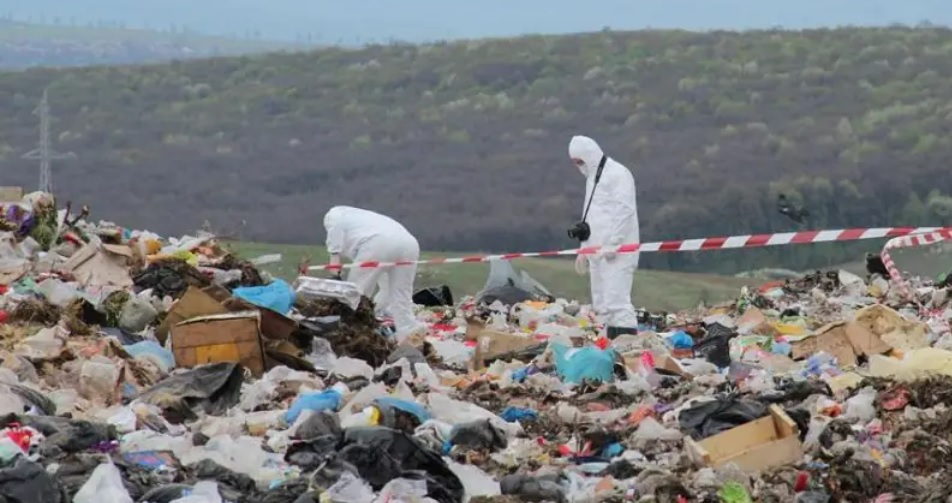 Nou-născut găsit mort la o groapă de gunoi din județul Cluj. Bebelușul era ascuns în saci menajeri