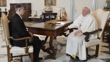 marcel ciolacu si papa francisc stau la masa de vorba