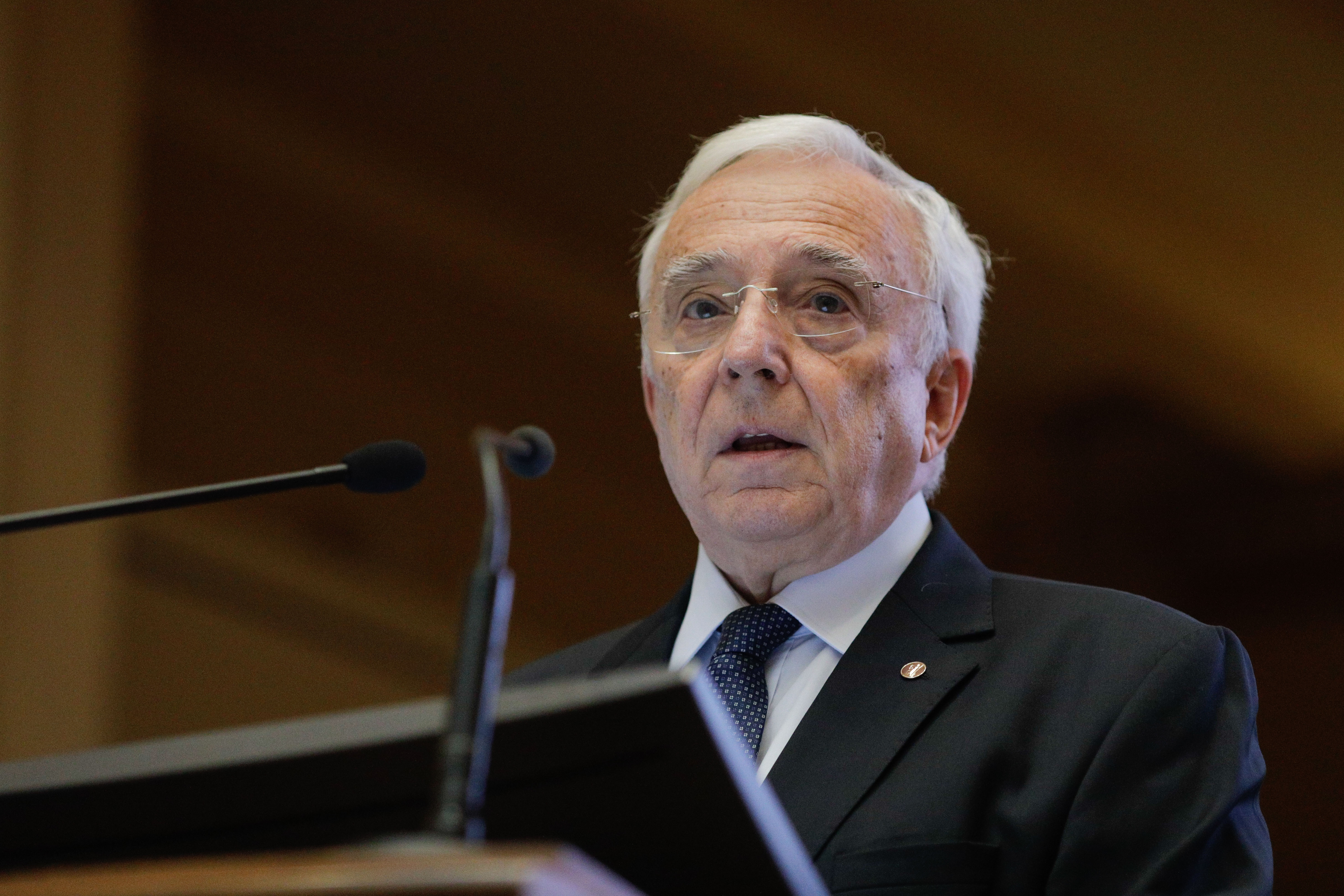 O nouă tentativă de fraudă financiară care folosește imaginea deepfake a guvernatorului BNR Mugur Isărescu. Avertizarea experților