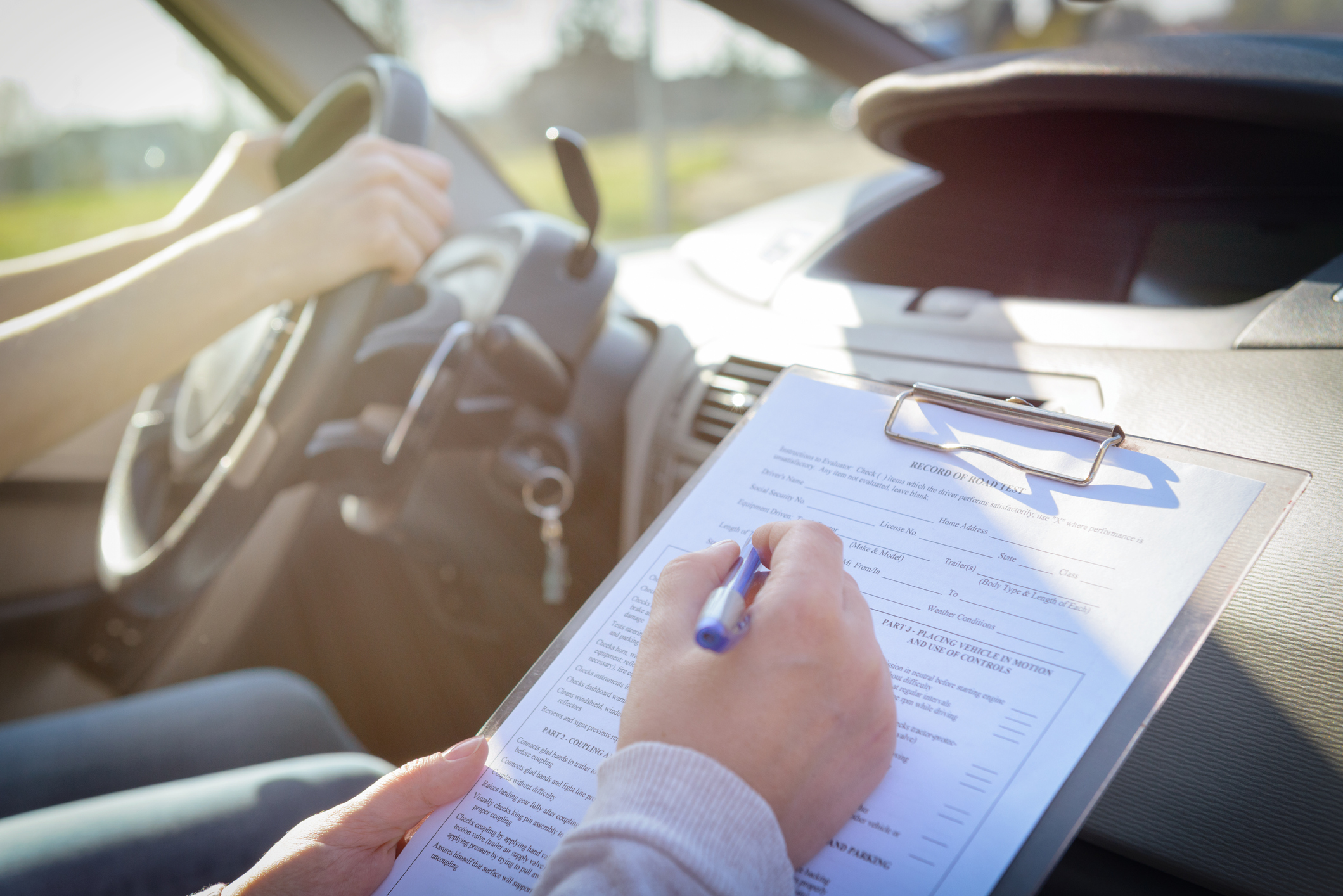 Mită pentru permise ascunsă în ușa mașinii de examen. Cinci polițiști și doi instructori auto din Arad, trimiși în judecată de DNA