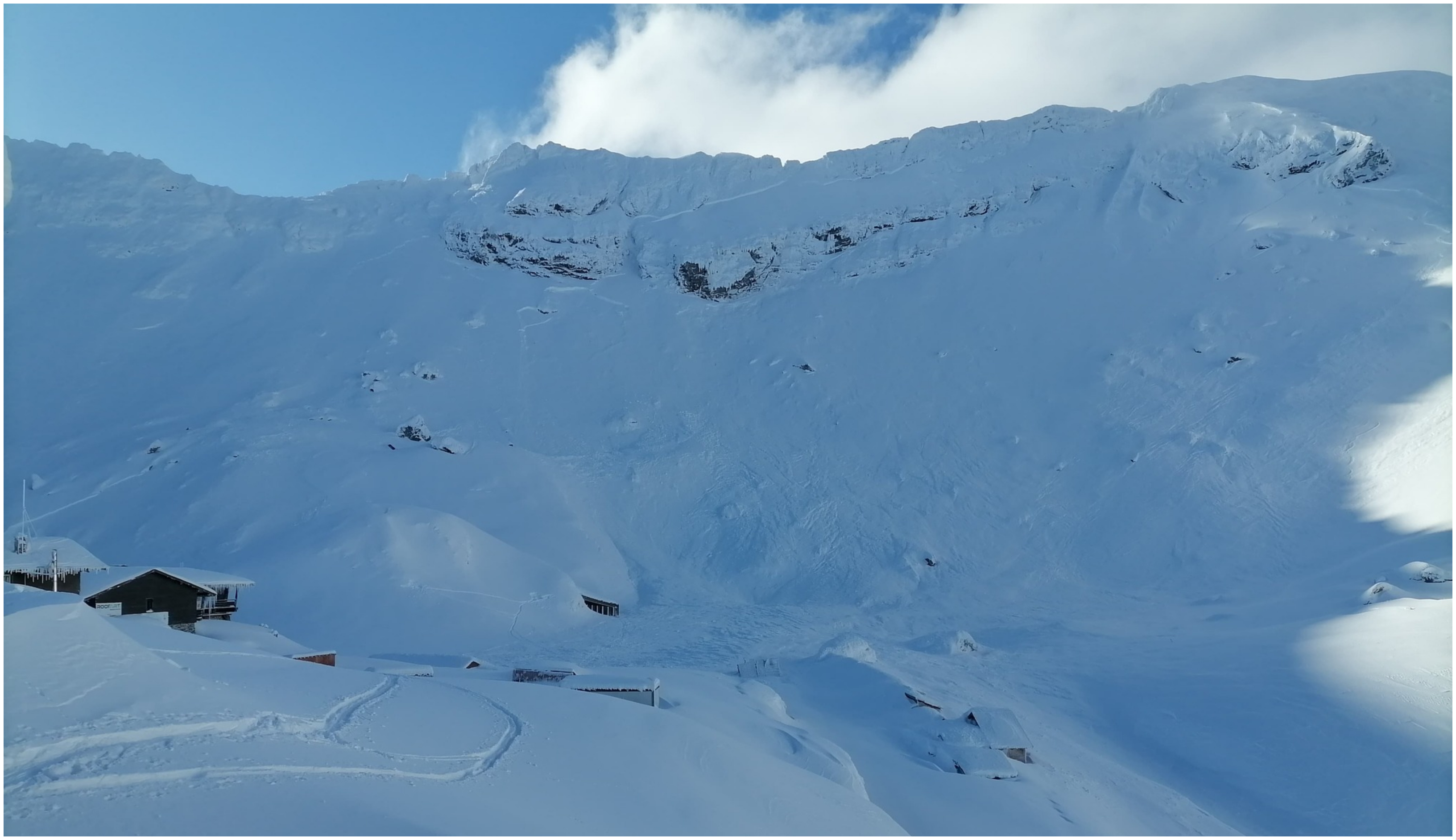 Avalanșă de mari dimensiuni, la Bâlea Lac. Două corturi au fost îngropate în zăpadă