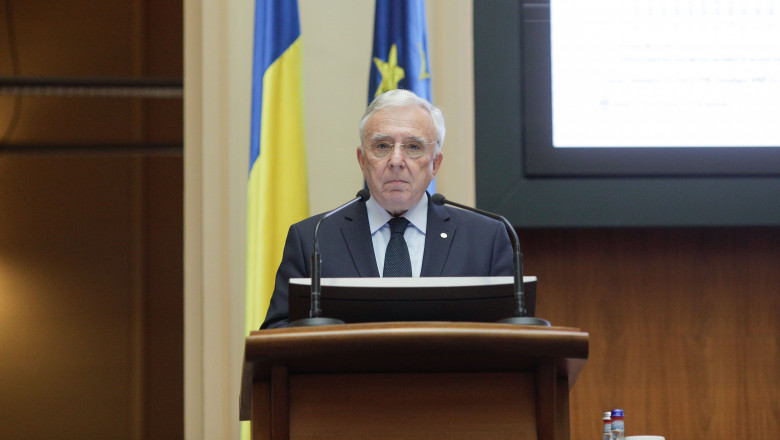 Guvernatorul BNR, Mugur Isărescu, la sediul Băncii Naționale a României din București.