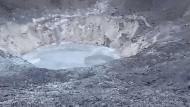 crater imens provocat de racheta ruseasca