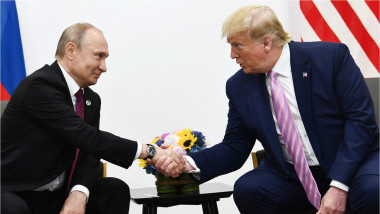 Vladimir Putin dă mână cu Donald Trump