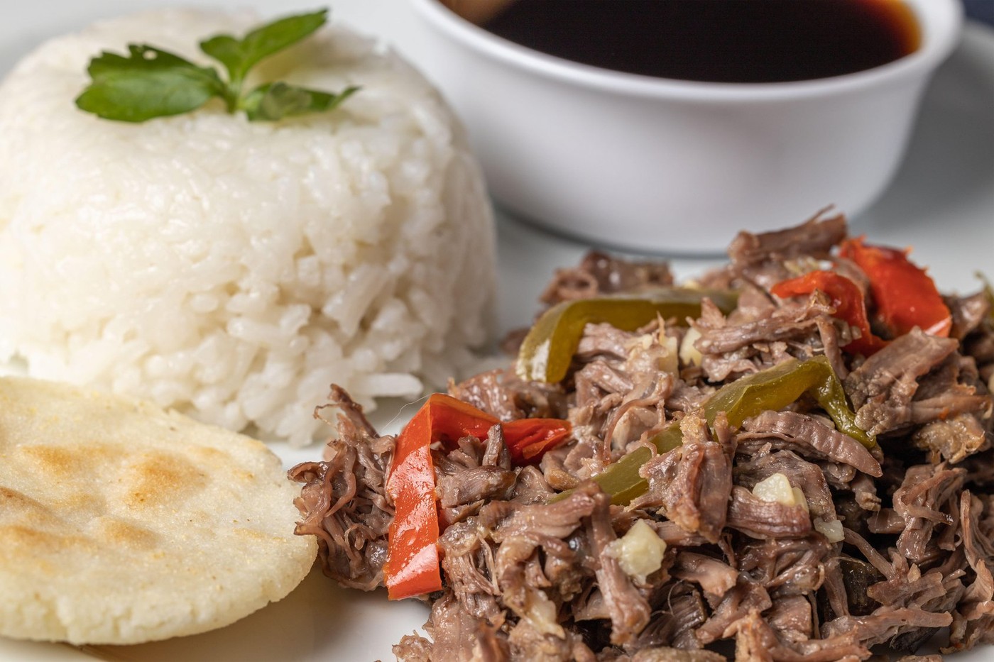 Cercetătorii sud-coreeni au dezvoltat un aliment care combină orez şi celule de carne de vită