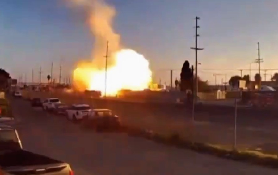 VIDEO. Un camion a explodat în Los Angeles, în timp ce pompierii încercau să stingă un incendiu. Mai mulți oameni au fost răniți