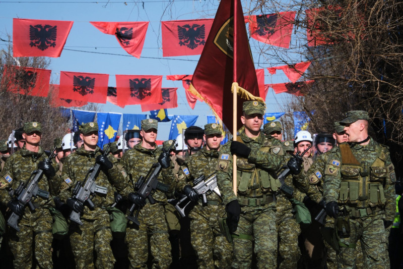 kosovo-armată-paradă