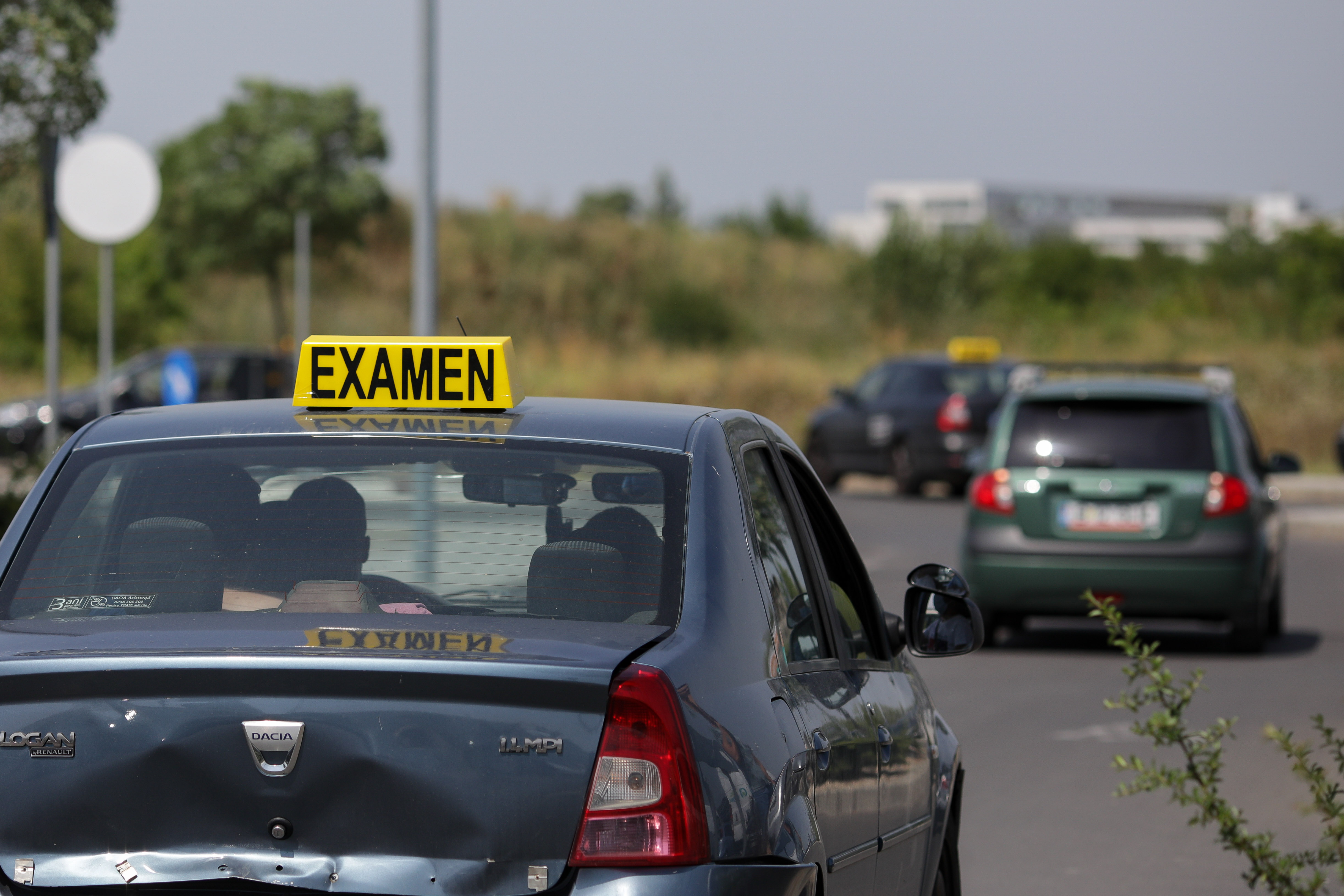 Șoferii analfabeți, un pericol pe șoselele din România. Sute de mii de euro strânși de examinatori ca mită pentru permis