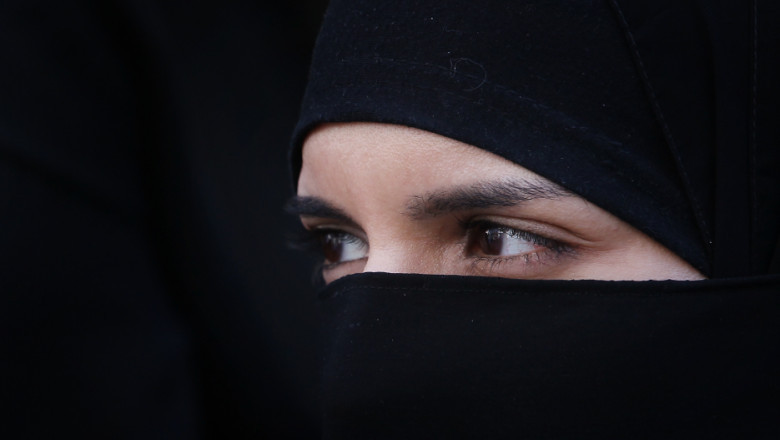 femeie musulmana cu burka