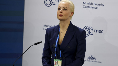 femeie blonda la o conferință