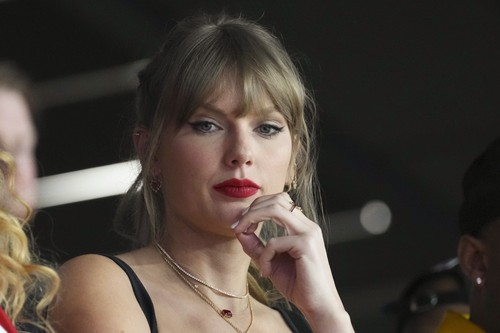 Tatăl lui Taylor Swift este acuzat că a lovit cu pumnul un fotograf