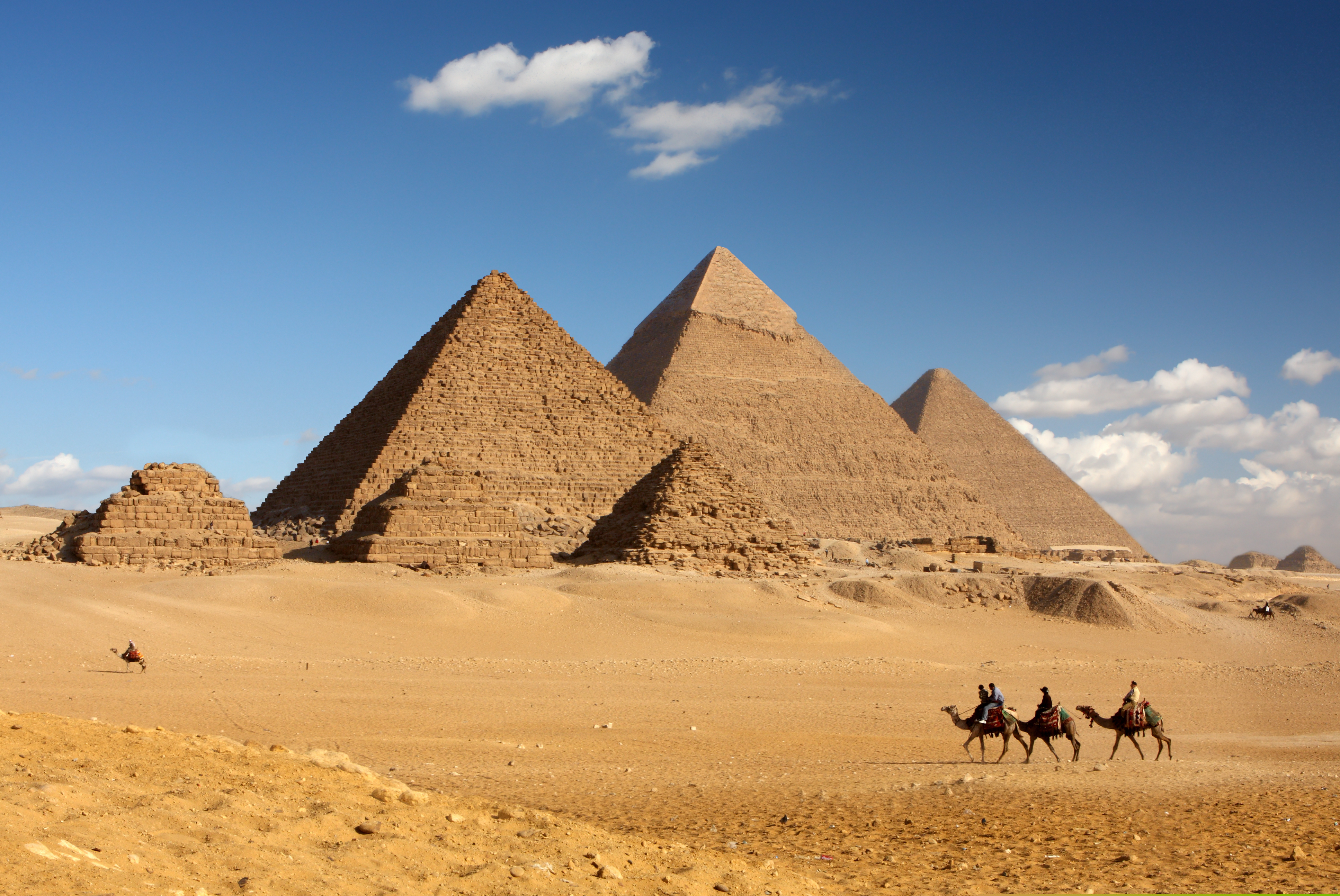 După ce a provocat un scandal, Egiptul s-a răzgândit și nu mai renovează una dintre cele trei piramide din Giza: „Nu vă faceți griji”