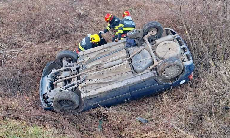 O fată de 10 ani a murit, după ce maşina în care se afla s-a răsturnat în afara drumului