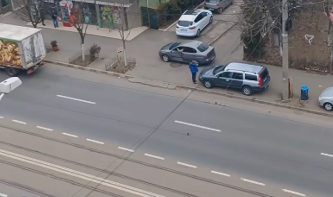 VIDEO. Un șofer a condus zeci de metri pe trotuar, după ce a plecat de la locul unui accident în care a fost implicat