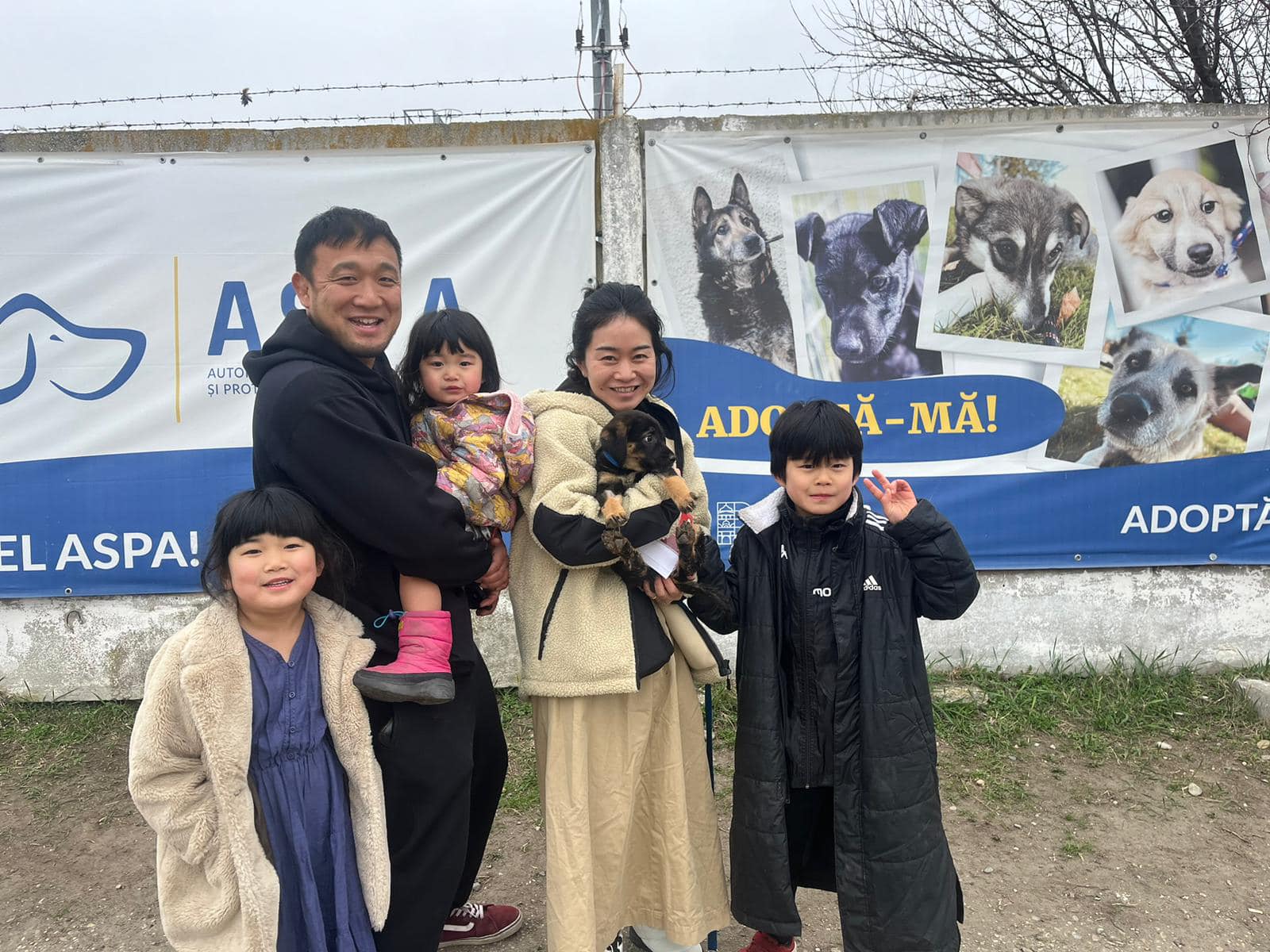 Nicuşor Dan: O familie de japonezi a adoptat ieri un pui de căţel din adăpostul ASPA Bragadiru. A reuşit să-i cucerească pe cei 3 copii