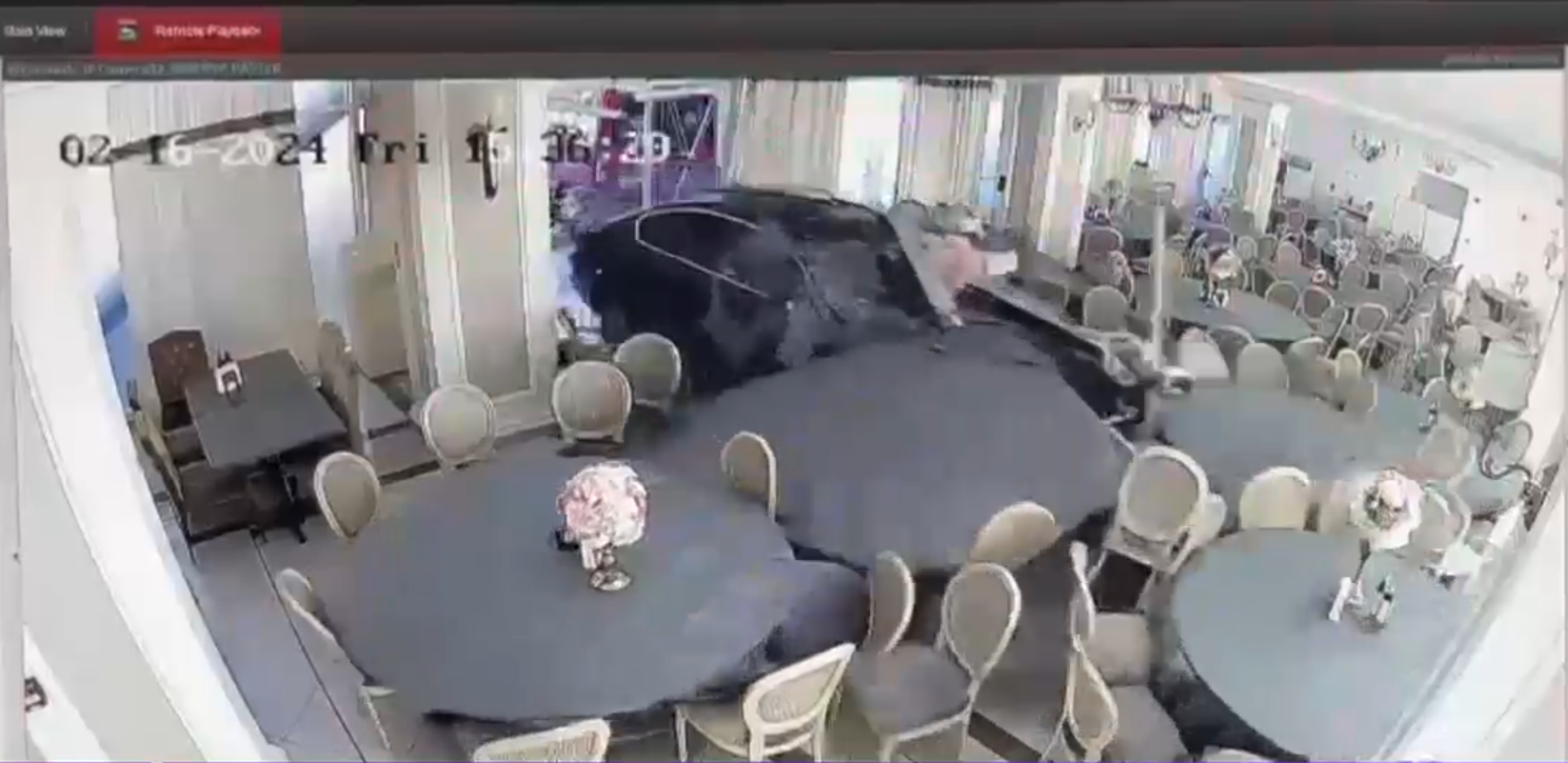 VIDEO. Un șofer a apăsat din greșeală pe accelerație și a intrat cu mașina într-un restaurant
