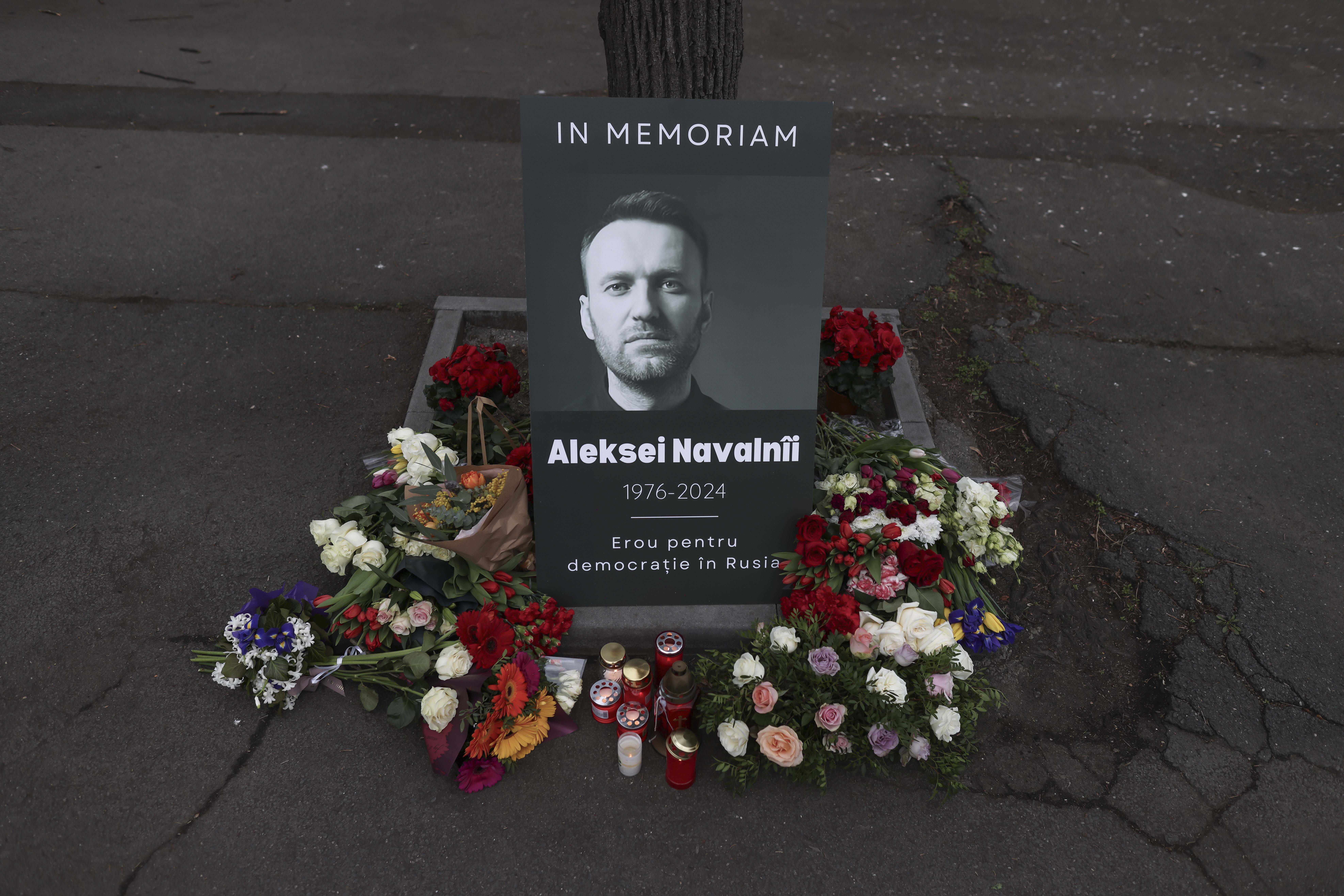 Aleksei Navalnîi este comemorat la București. Oamenii au aprins lumânări și au adus flori în fața ambasadei Rusiei