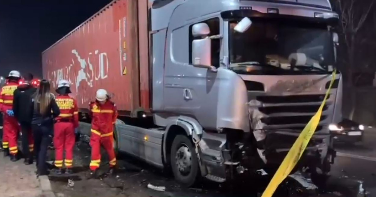Accident grav pe „Drumul morții”. Un tânăr de 27 de ani a murit după ce mașina pe care o conducea s-a izbit violent de un TIR
