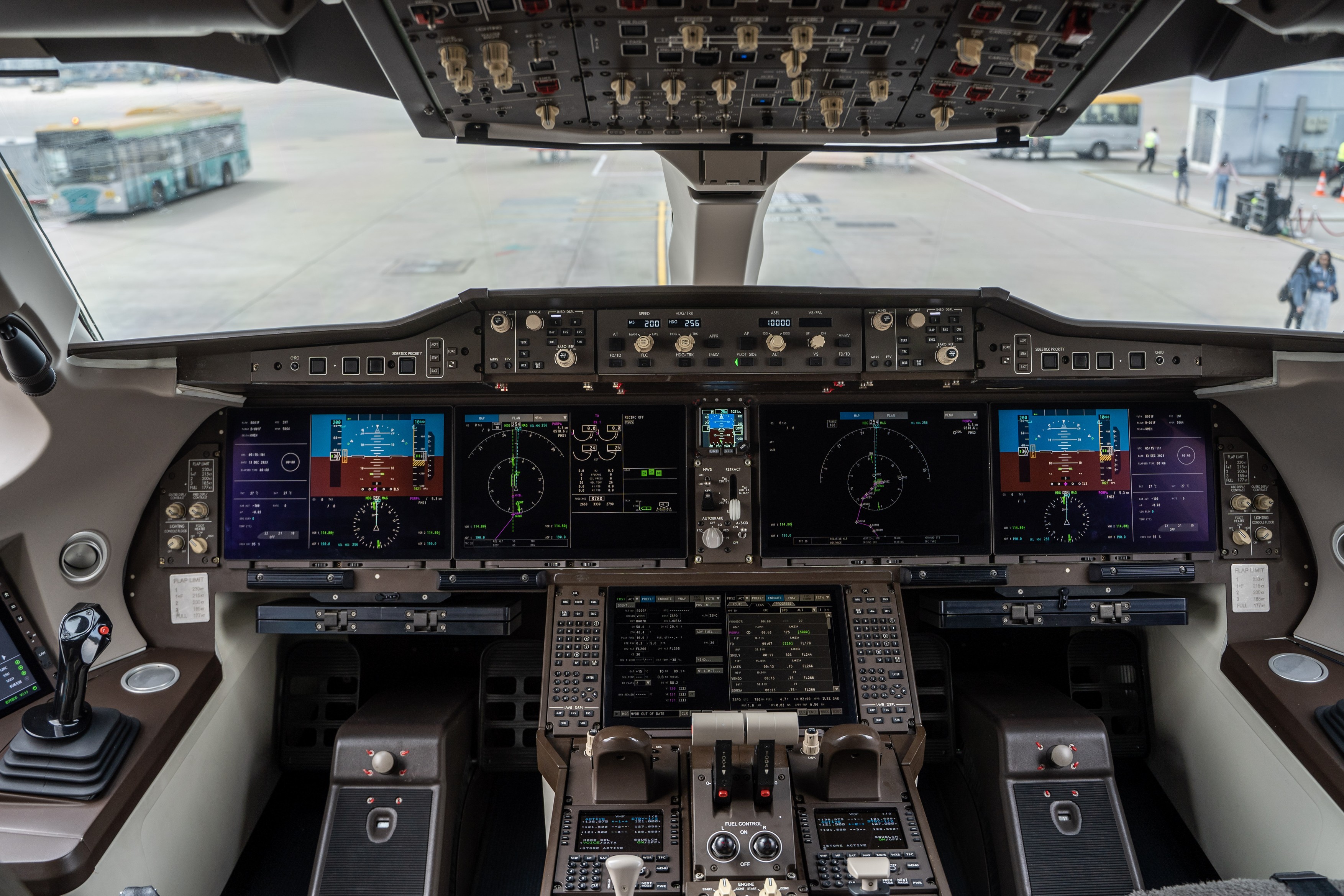 Avionul cu care China vrea să oprească dominația Airbus și Boeing a făcut un zbor demonstrativ la Singapore