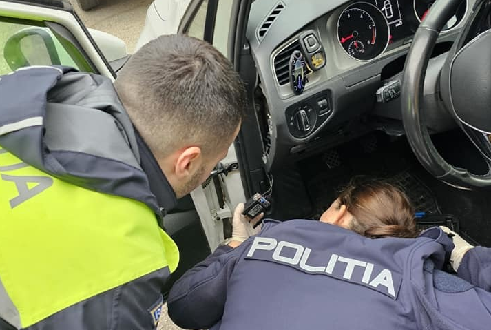 Prefectul de Olt anunţă că a găsit un dispozitiv de urmărire montat pe maşina sa. A făcut plângere la Poliţie