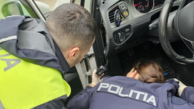 politisti inspecteaza o masina