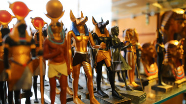 magazin in egipt cu replici ale unor statuete