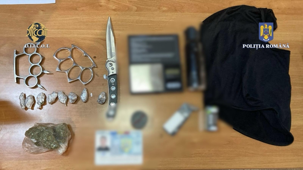 Elev prins în timp ce vindea droguri colegilor în apropierea şcolii. Tânărul a fost arestat preventiv