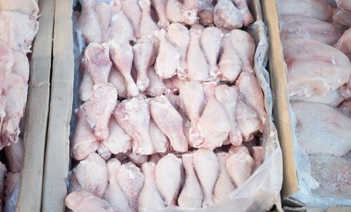 Jaf de proporţii în Cuba: Peste 130 de tone de carne de pui, aliment vândut „pe cartelă”, au fost furate şi vândute la negru, pe stradă