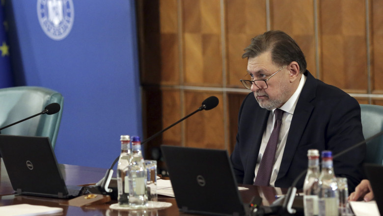 Alexandru Rafila în fața laptopului în timpul unei ședințe de guvern