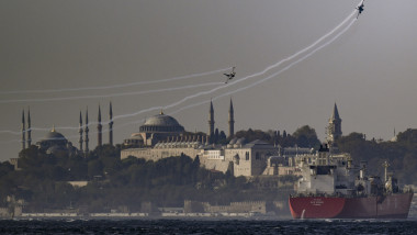 Avioane F-16 turcești zboară deasupra strâmtorii Bosfor într-un show aerian