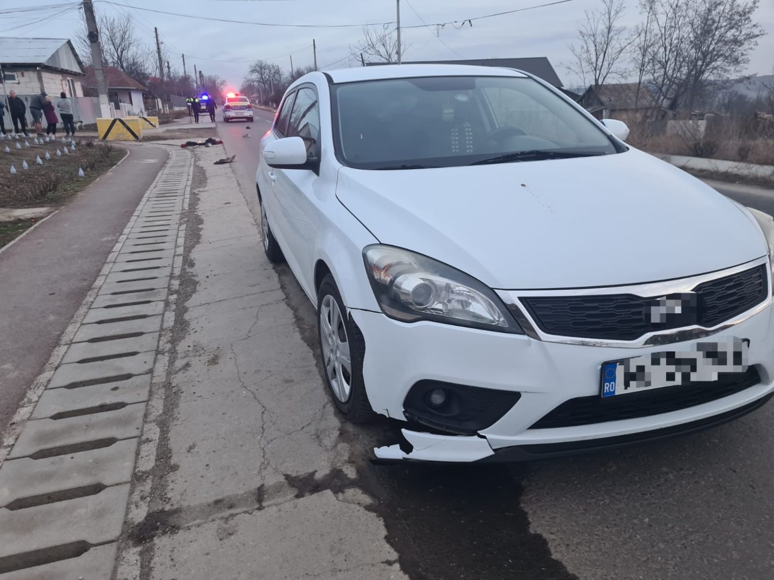 Un bărbat a murit după ce a fost lovit de o mașină, în timp ce mergea pe stradă