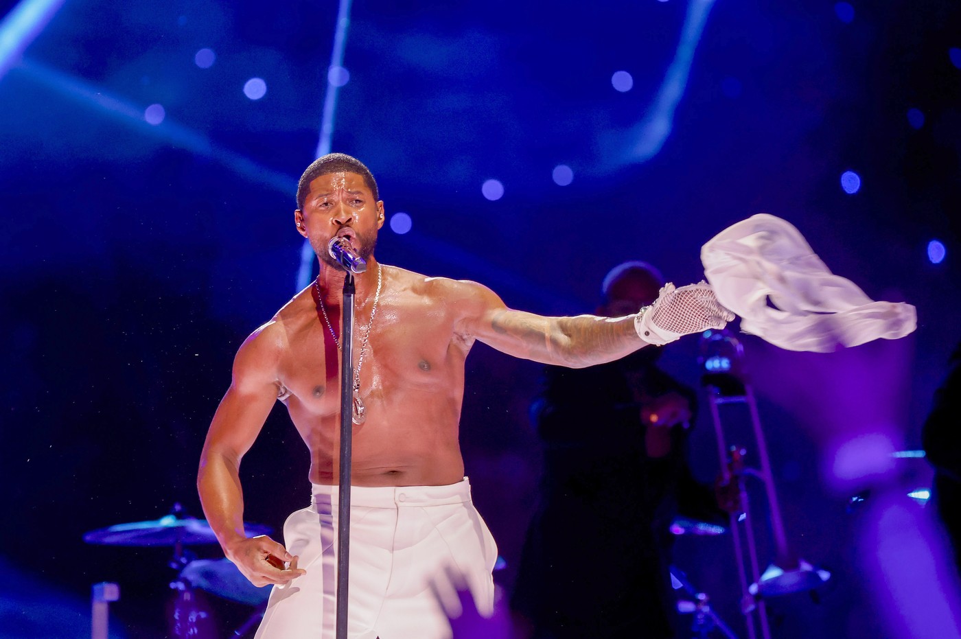 Usher a făcut un super show în pauza de la Super Bowl. Ce invitați surpriză i s-au alăturat pe scenă