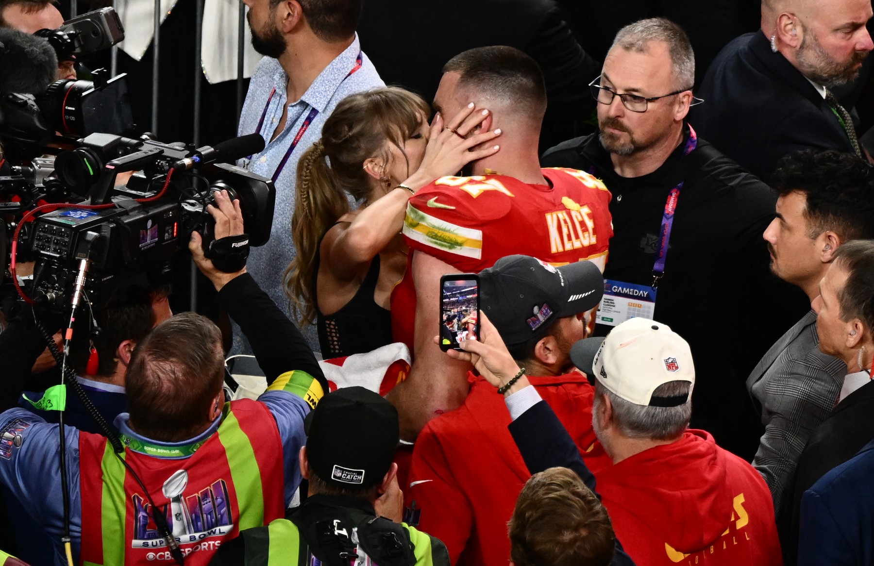 Kansas City a câştigat a treia oară Super Bowl. Taylor Swift și-a sărutat iubitul pe teren și aproape a eclipsat momentul sportiv