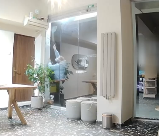 Un neurolog din București beat și drogat a încercat să spargă o cafenea cu o macetă. Imaginile surprinse de camerele de supraveghere