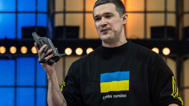 mihailo fedorov, ministrul digitalizării din Ucraina ține o dronă în mână
