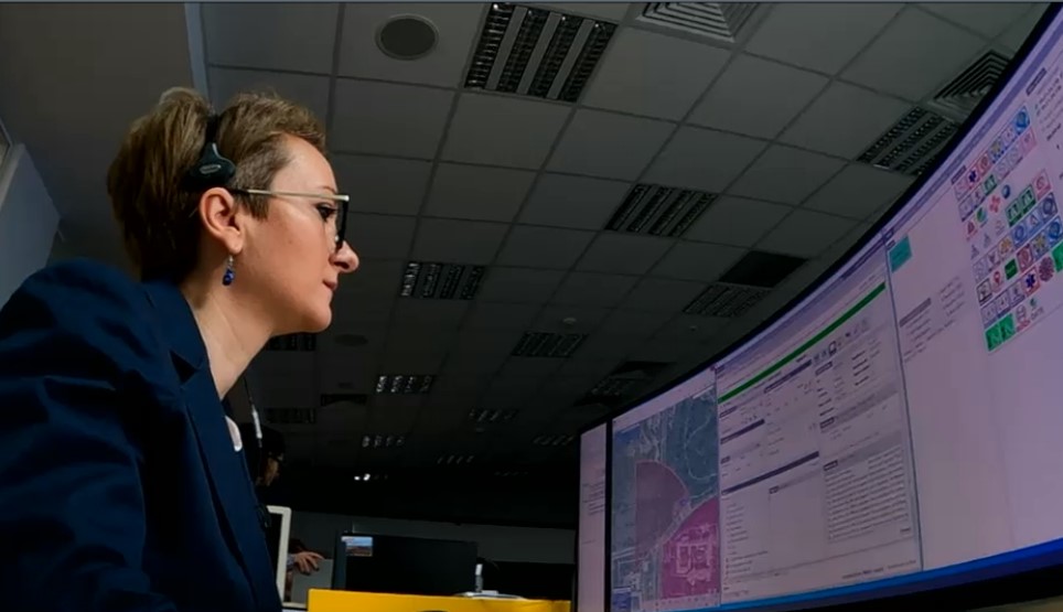 Povestea operatorului 112 care a preluat primul apel de urgență din România, în urmă cu 20 de ani