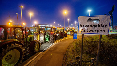 tractoare și semnul cu Portul Anvers