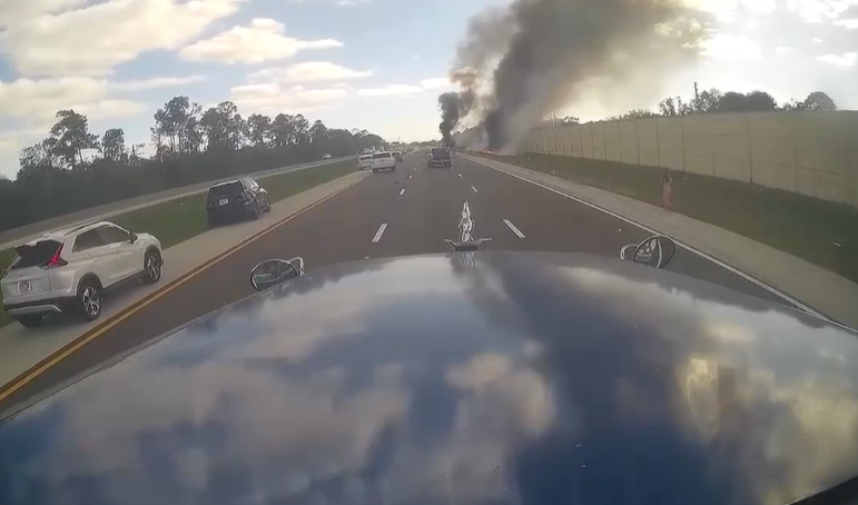 Momentul în care un avion se prăbușește pe o autostradă în Florida. Imagini filmate de camera de bord a unei mașini