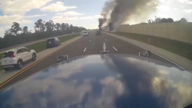 filmare cu un avion care se prabuseste pe o autostrada