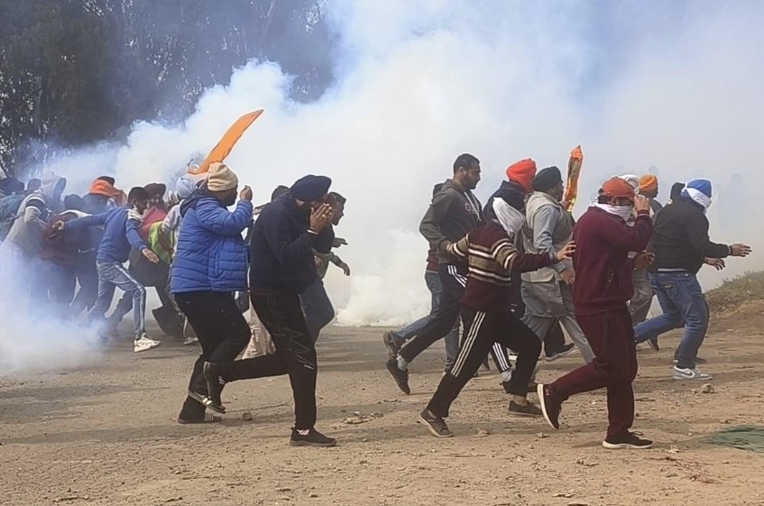 Marșul fermierilor din India a fost oprit cu gaze lacrimogene și bariere. Protestatarii nu sunt lăsați să intre în New Delhi