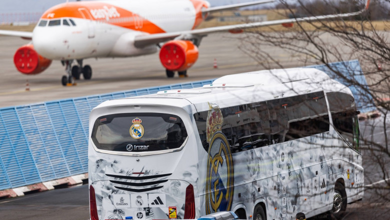 12.02.2024, GER, Fussball, Saison 2023/2024, Ankunft Real Madrid am Flughafen Erfurt Im Bild zu sehen der Mannschaftsbus