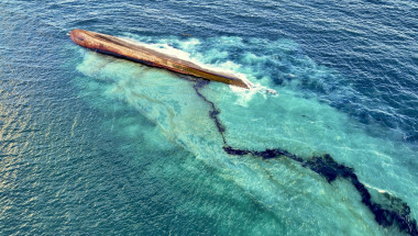 Un vas răsturnat în largul coastei insulei Tobago a provocat o deversare uriașă de petrol