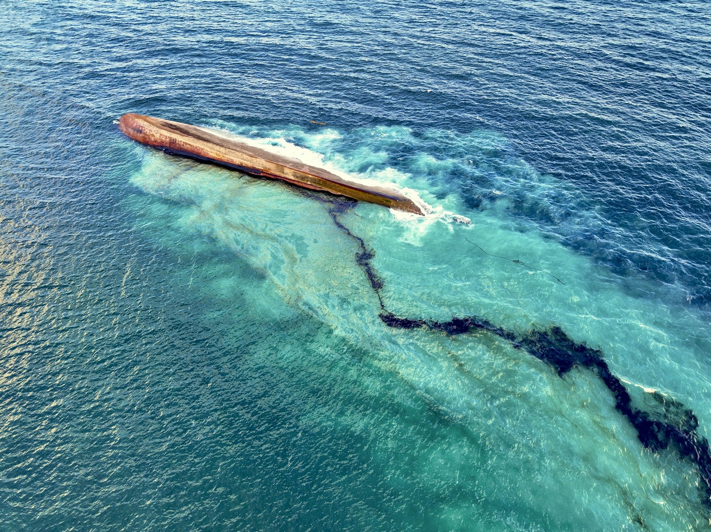 O deversare uriașă de petrol a inundat plajele din Trinidad-Tobago după ce un vas misterios s-a răsturnat în apropiere de țărm