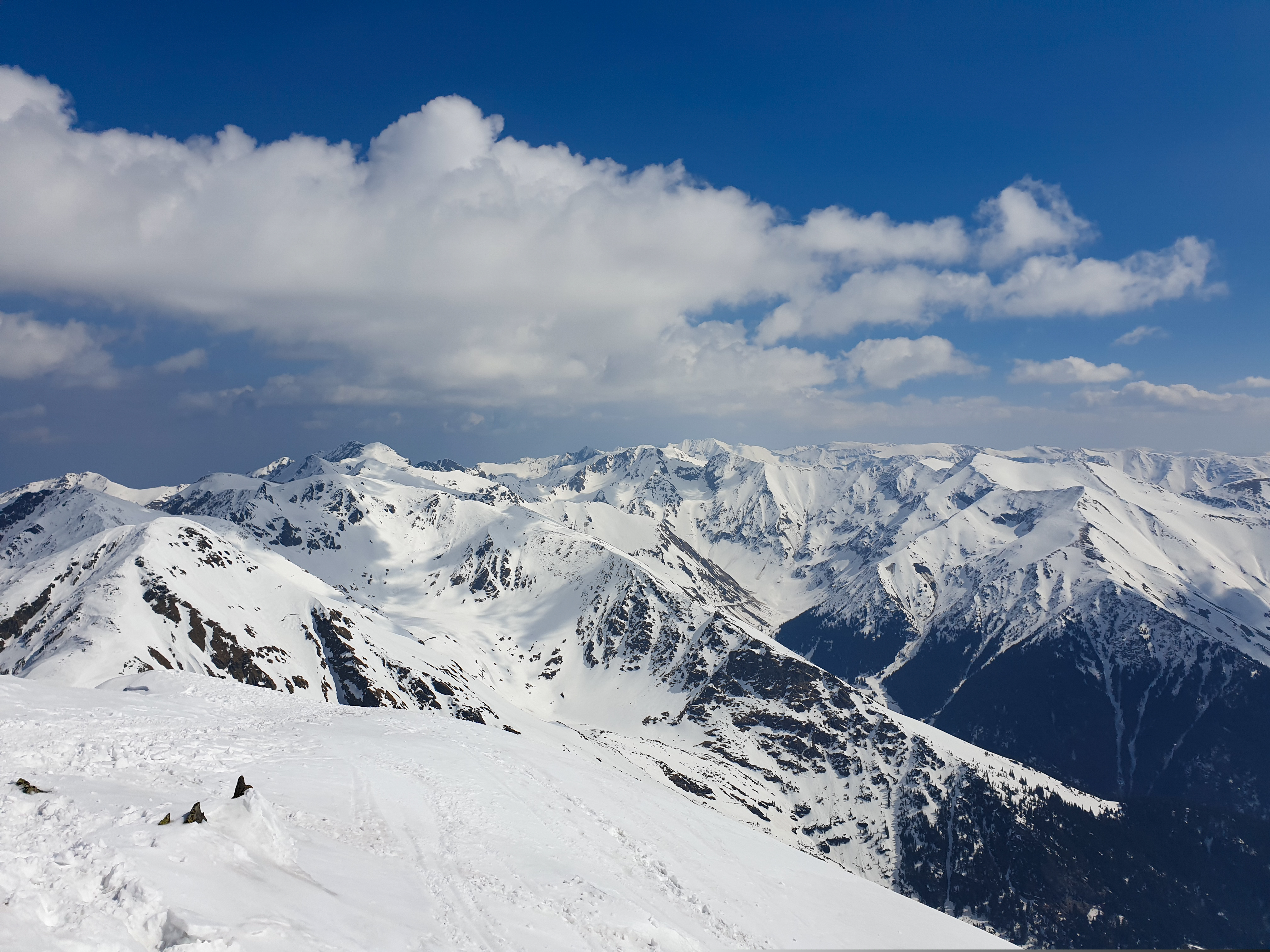 Avertisment pentru cei care merg la munte: Este risc crescut de avalanșă