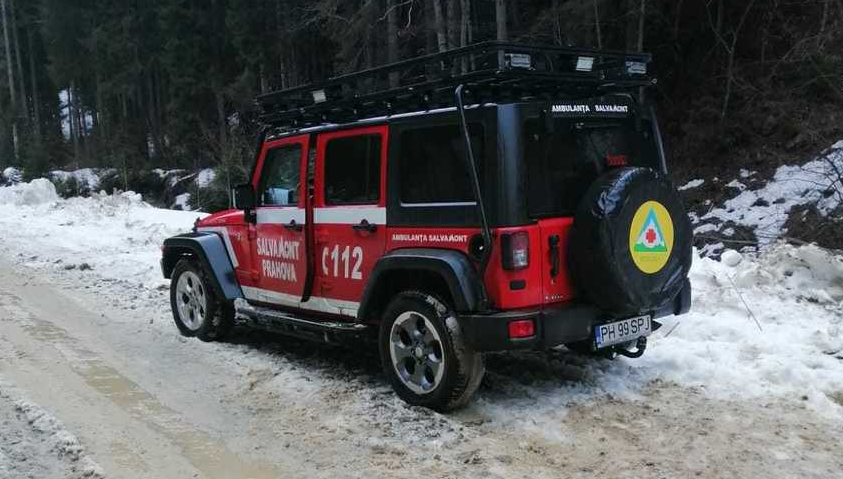 Bărbat rănit după ce a alunecat pe munte, recuperat de către salvamontişti în apropiere de Azuga