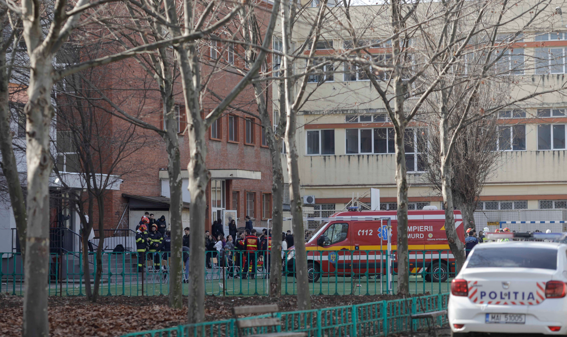 Tatăl elevului care a folosit sprayul lacrimogen la școală spune că acesta s-ar fi apărat după ce ar fi fost agresat de 20 de colegi