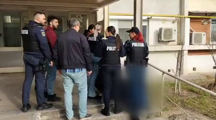 Un bărbat din Galați și-a înjunghiat părinții în plină stradă, iar apoi a atacat un polițist