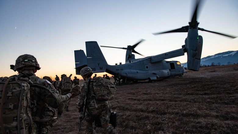 militari americani care se urca intr-un avion