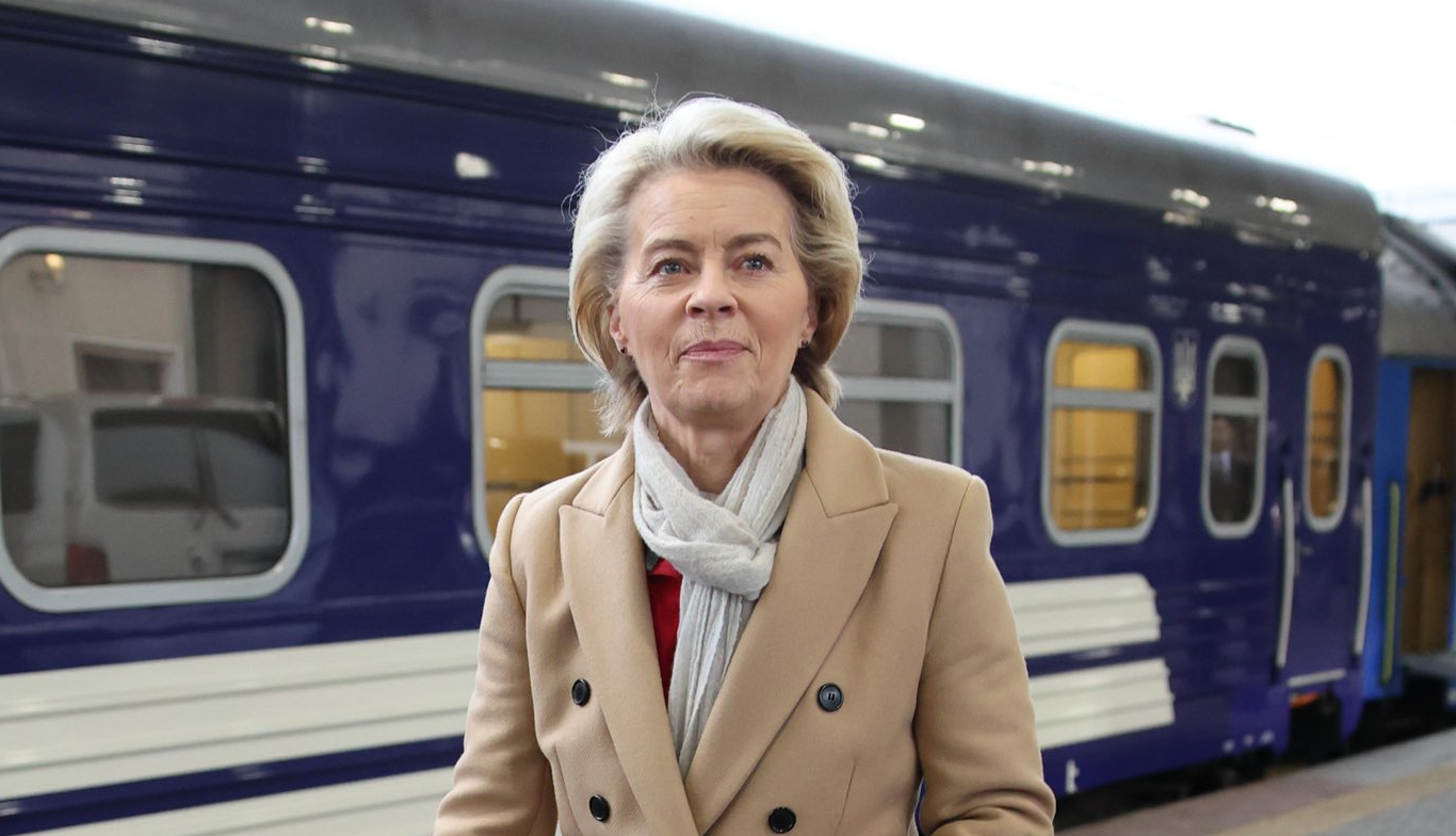 Doi ani de război în Ucraina. Șefa Comisiei Europene, Ursula von der Leyen, a ajuns la Kiev