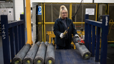O lucrătoare dintr-o fabrică de muniții BAE Systems din nord-estul Angliei, Regatul Unit, verifică obuze de artilerie calibrul 155